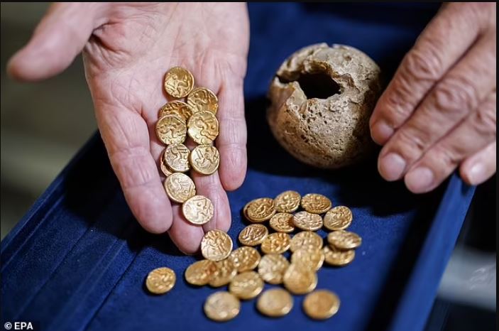 Συνταξιούχος ανακάλυψε τυχαία έναν θησαυρό με νομίσματα από την εποχή του Ιουλίου Καίσαρα – Στην αρχή νόμιζε ότι ήταν σοκολατάκια