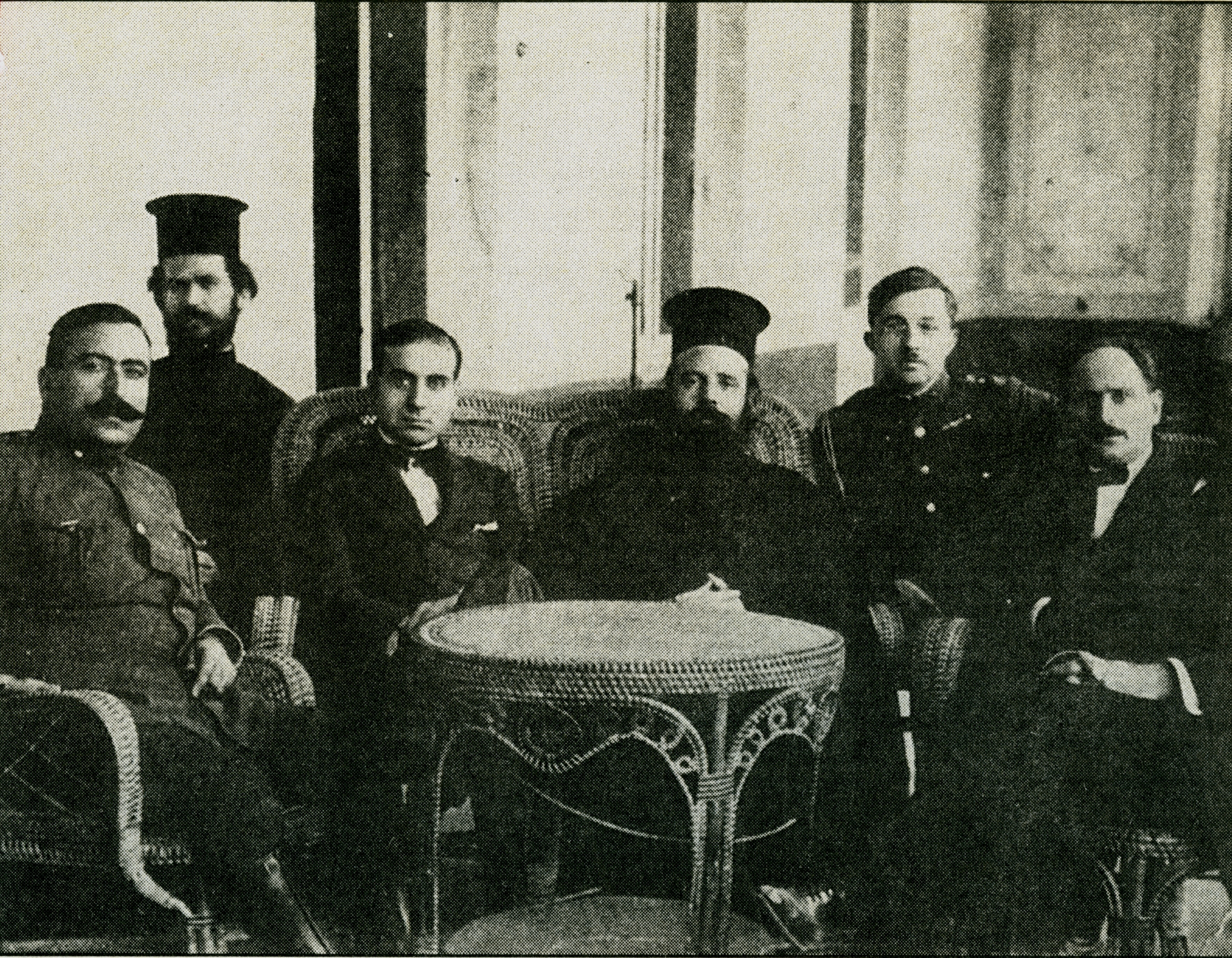 Ο Χρύσανθος με μέλη της Εθνοσυνελεύσεως των Ποντίων