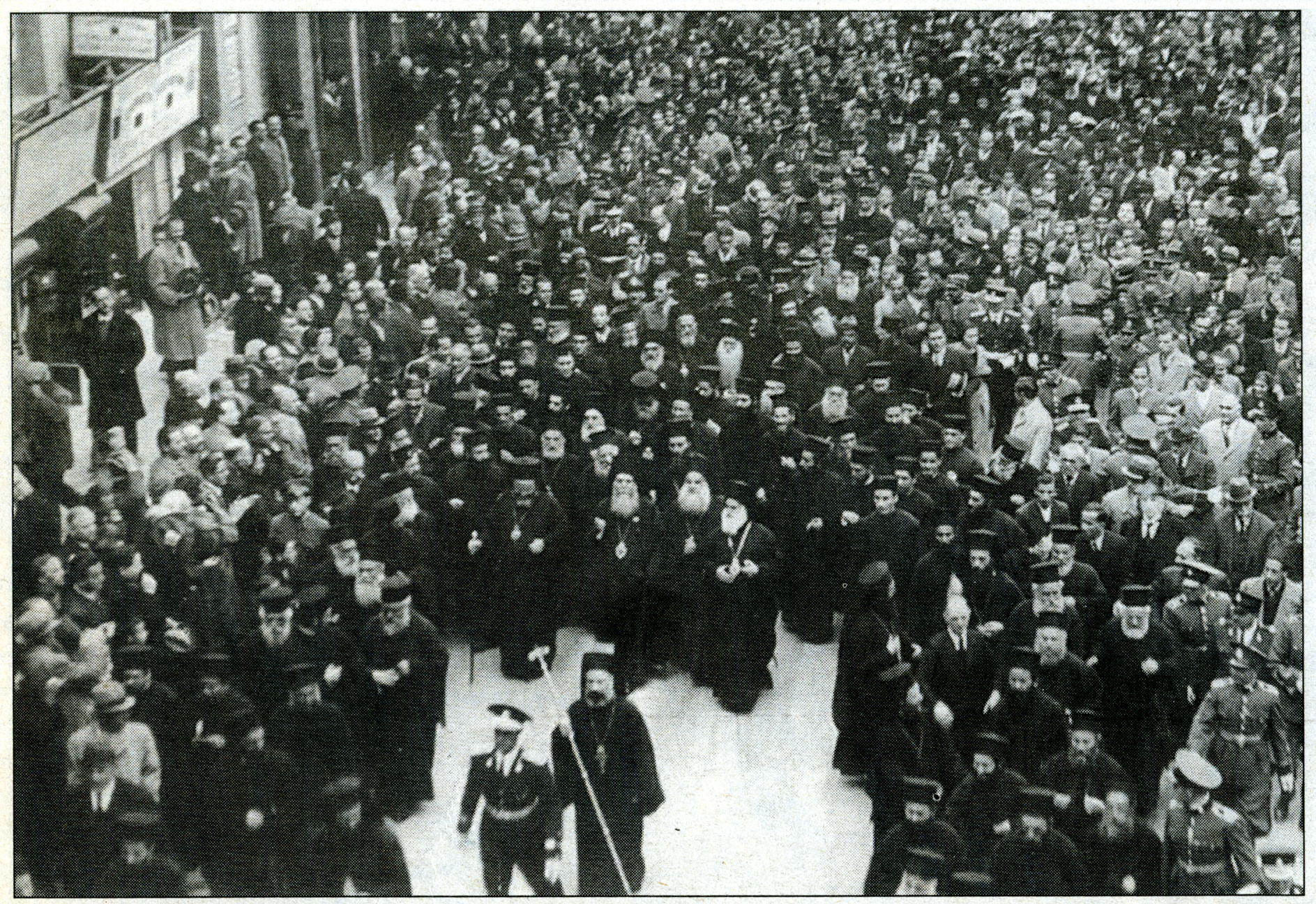 Χιλιάδες Αθηναίοι συνοδεύουν στην Αρχιεπισκοπή τον Χρύσανθο μετά την ορκωμοσία του