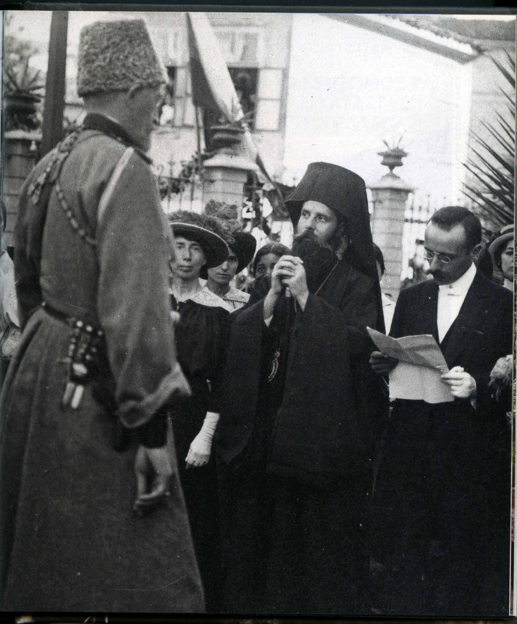 Ο Χρύσανθος υποδέχεται τον δούκα Νικολάγιεβιτς, όταν οι Ρώσοι κατέλαβαν την Τραπεζούντα