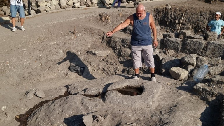 Ο καθηγητής Nikolay Ovcharov, επικεφαλής της ομάδας ανασκαφών στο Περπερικό, ανακοίνωσε την ανακάλυψη δύο ναών όπου τελούνταν αιματηρές θυσίες, και τα οποία οριοθετούν την «ιερή» γη στον νότιο τομέα του αρχαιολογικού χώρου. Φωτογραφία: Valentina Stoeva, BTA Kardzhali