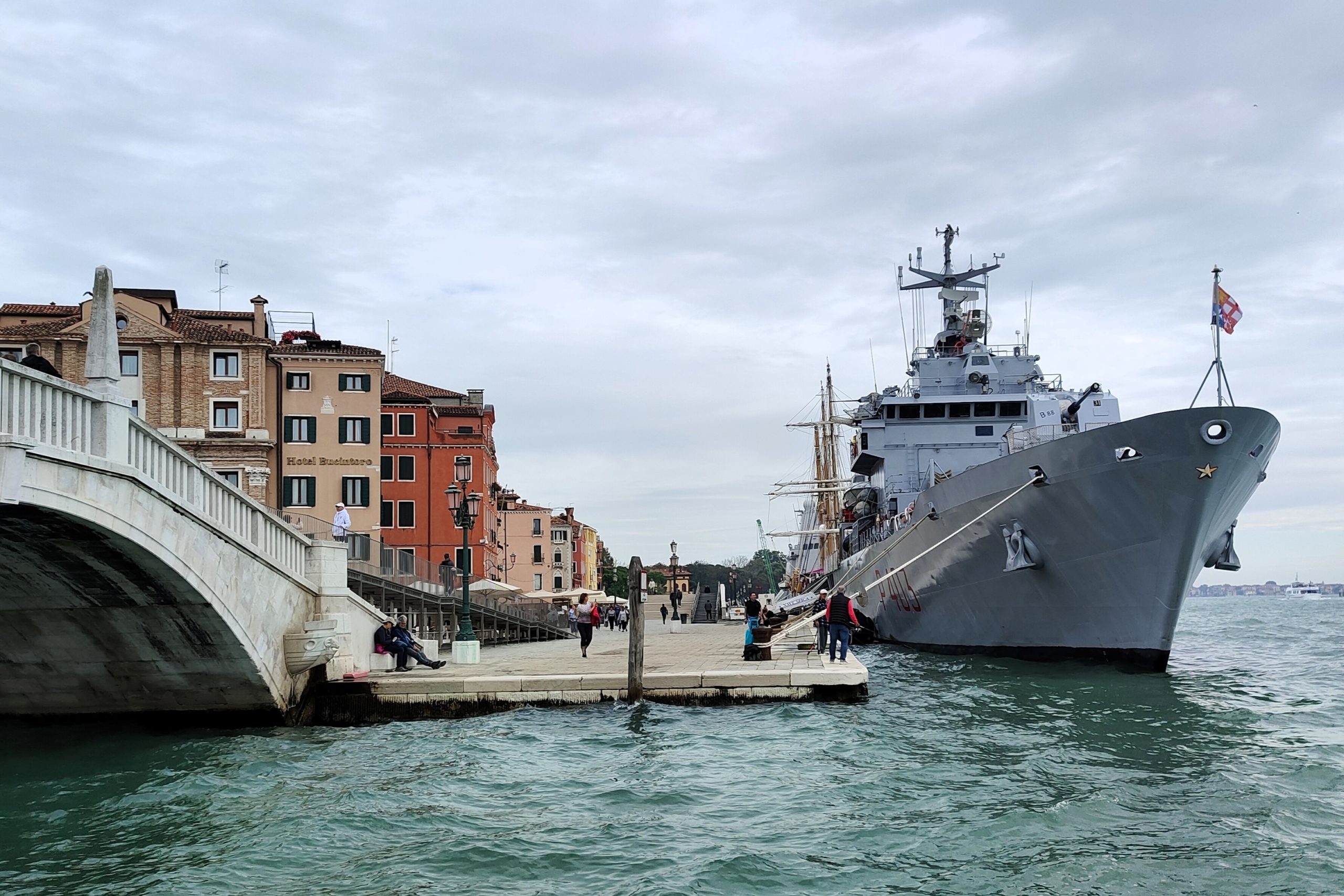 Ο Νίκος Δένδιας με τον Αρχηγό ΓΕΝ στο κατάστρωμα του THAON DI REVEL – Δείτε φωτογραφίες