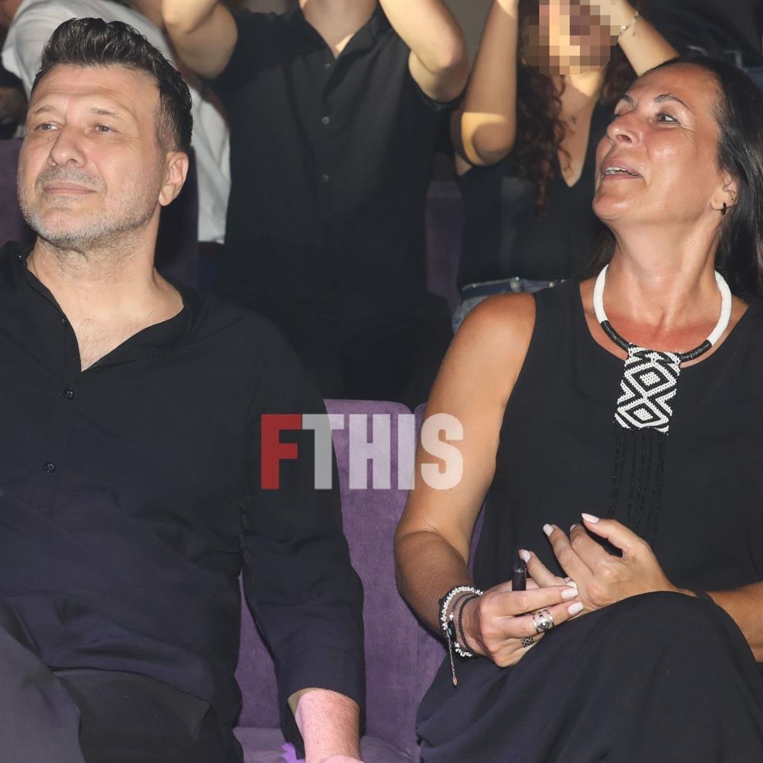 Γιάννης Πλούταρχος: Πρώτη δημόσια εμφάνιση μετά την υπόθεση «stalking» – Μαζί με την σύζυγό του στο κέντρο που έκανε πρεμιέρα ο γιος τους