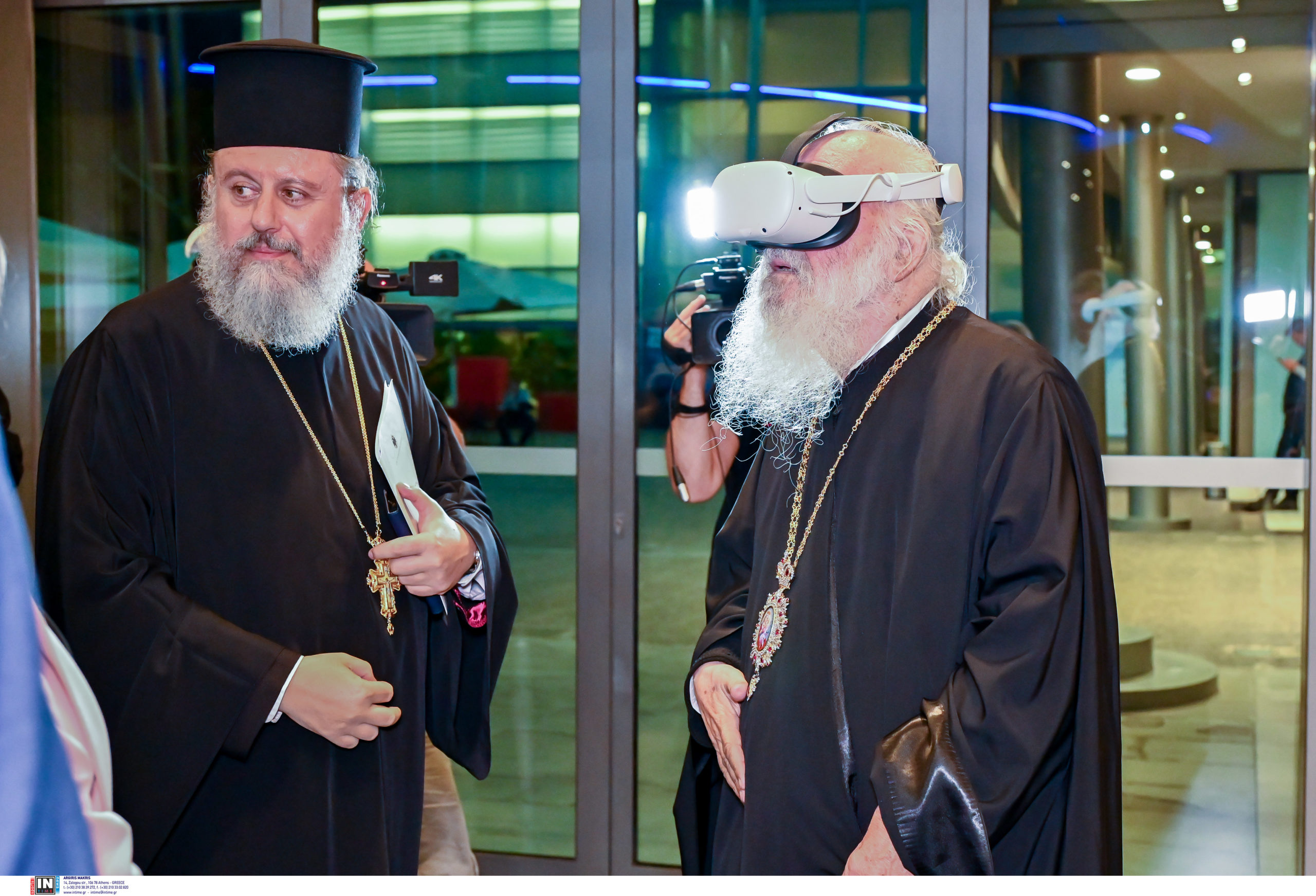 Ο Αρχιεπίσκοπος Ιερώνυμος «βυθίστηκε» στην εικονική πραγματικότητα – Οι φωτογραφίες με headset στην εκδήλωση της «Ψηφιοποίησης των Ιερών Κειμηλίων»
