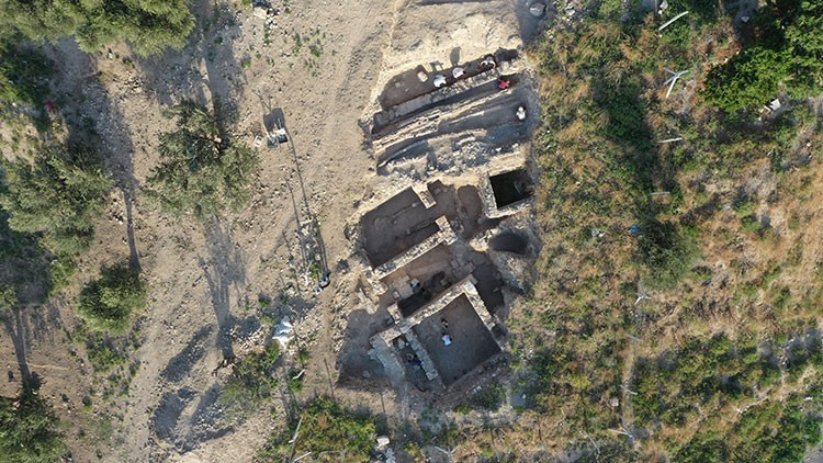 Οι ανασκαφές στην δυτική πλευρά της εκκλησίας του Αγίου Πέτρου.