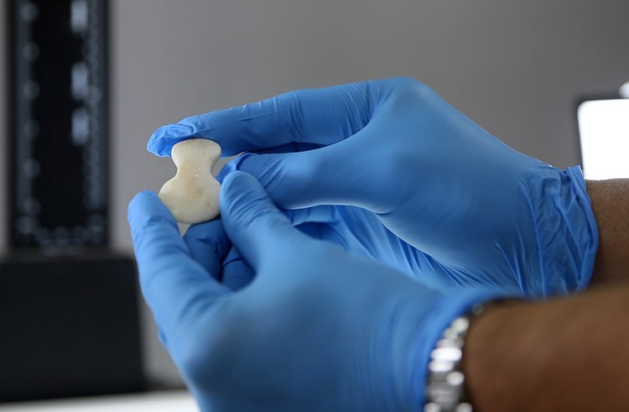 Το ειδώλιο θυμίζει έργο σύγχρονης τέχνης. Φωτογραφία: ΑΑ