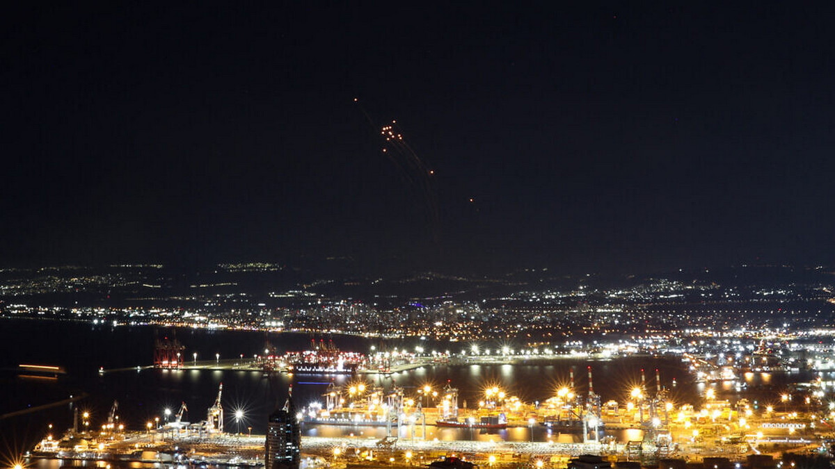 Μέση Ανατολή: Η Χεζμπολάχ εκτόξευσε ρουκέτες εναντίον της Χάιφα – Ισραηλινά πλήγματα κατά στρατιωτικών εγκαταστάσεων στη Συρία