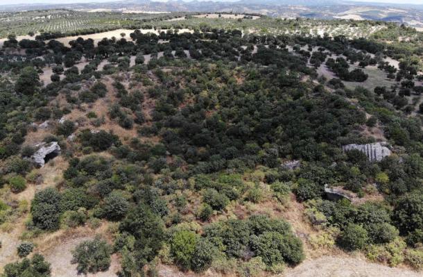 Η περιοχή στην οποία βρέθηκε το θέατρο.