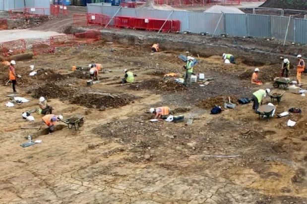 Ανακαλύφθηκαν πάνω από 4.000 πτώματα σε ομαδικό τάφο.