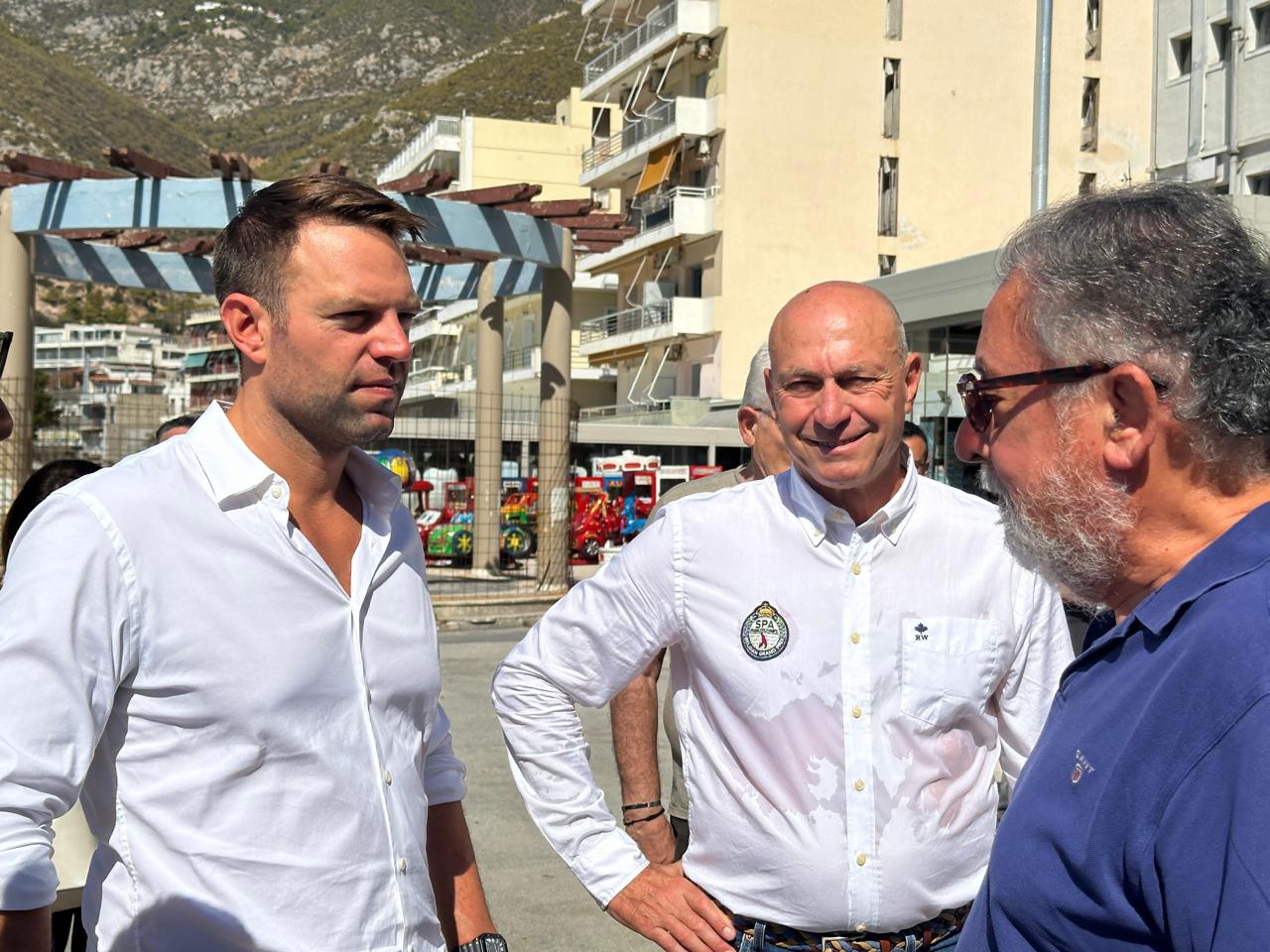 Στο Λουτράκι ο Στέφανος Κασσελάκης – Συναντήθηκε με τον δήμαρχο και συνομίλησε με πολίτες