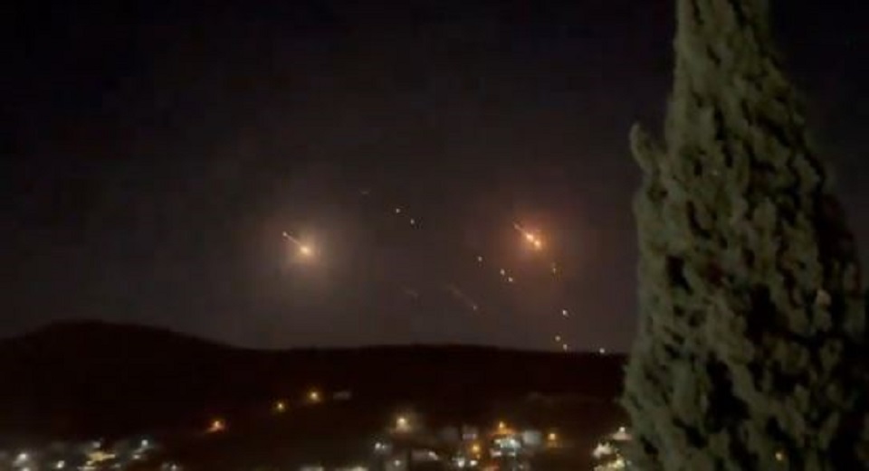 Βίντεο: Ορατή από την Λεμεσό η πυραυλική επίθεση που εξαπέλυσε το Ιράν κατά του Ισραήλ και οι αναχαιτίσεις από το Iron Dome