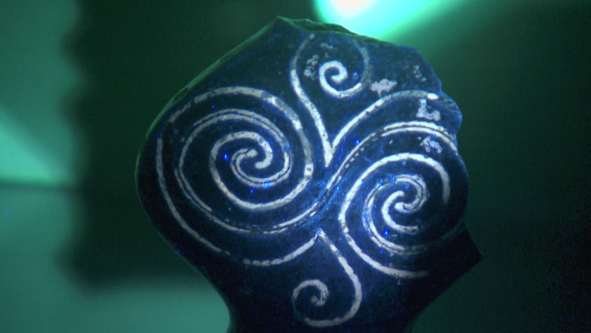 Στο σκοτάδι, φαίνεται μια πυκνή ταινία, με χρώματα, εντελώς διακοσμητική. Φωτογραφία: Bulgarian National Television