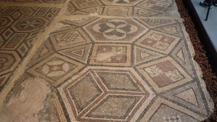 Το μωσαϊκό 2.000 ετών, ανακαλύφθηκε τυχαία, στη διάρκεια κατασκευαστικών έργων στην βόρεια επαρχία της Σαμψούντας. Το έργο που αναπαριστά μια σκηνή του Τρωικού Πολέμου, παρέμενε για 30 χρόνια κλεισμένο στις αποθήκες του Μουσείου της Σαμψούντας λόγω περιορισμού του χώρου. Φωτογραφία: www.hurriyetdailynews.com.