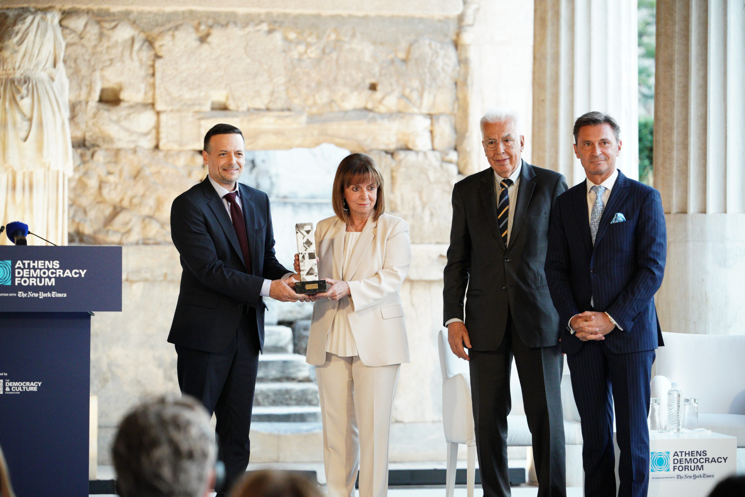 Κατερίνα Σακελλαροπούλου: Παρέλαβε το «Βραβείο Δημοκρατίας της Πόλης των Αθηνών» από τον Χάρη Δούκα