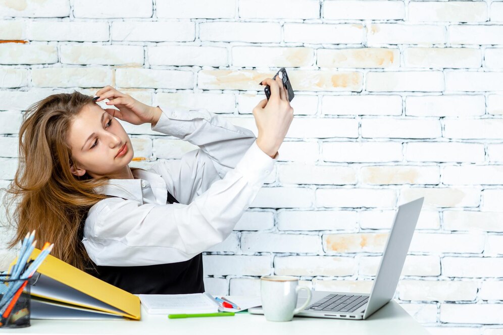 7 ασυνείδητες συμπεριφορές των ανθρώπων που νιώθουν εγκλωβισμένοι στη δουλειά τους