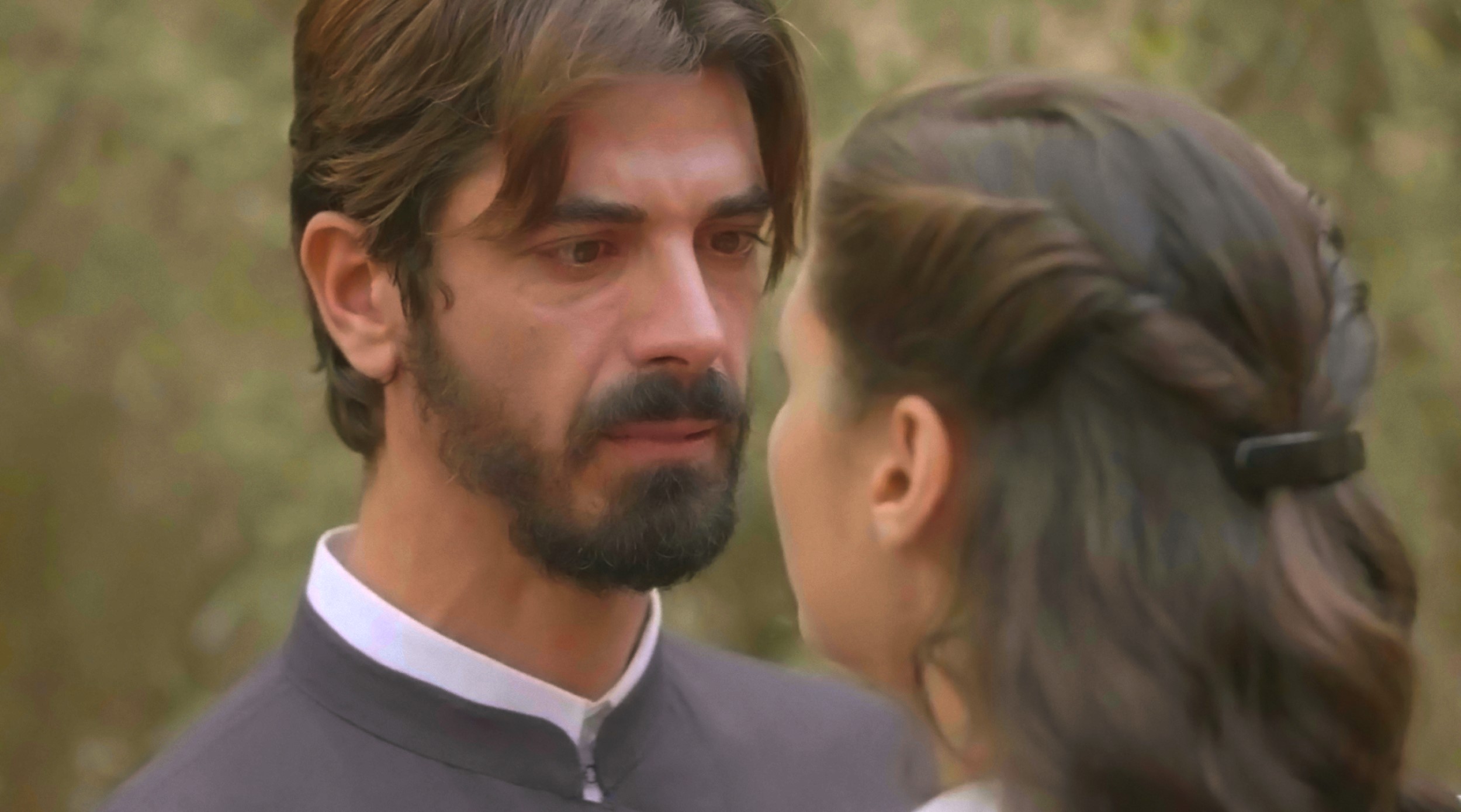 Άγιος έρωτας: Ο αποχαιρετισμός Χλόης – πατέρα Νικολάου σφραγίζεται με ένα φιλί