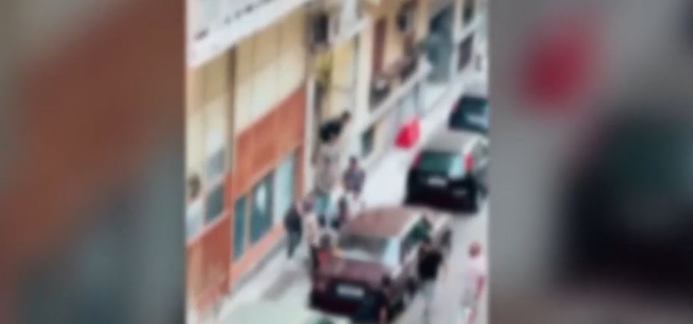 Άγιος Παντελεήμονας: Άγριο ξύλο με ρόπαλα μεταξύ συμμοριών στη μέση του δρόμου – Δείτε το βίντεο