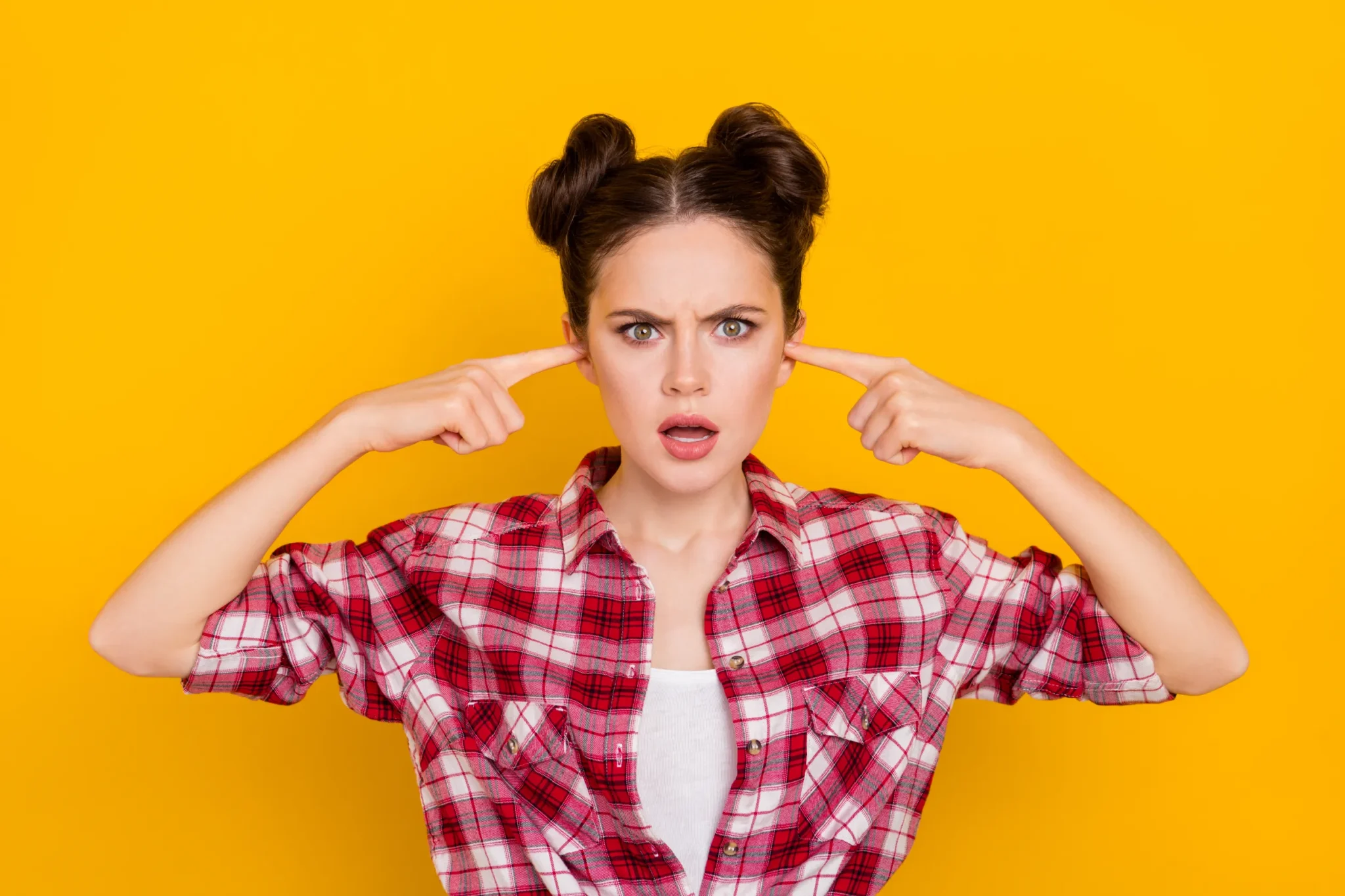 Ένα κοινό συμπλήρωμα διατροφής που είναι γνωστό γιατί έχει ευεργετική επίδραση στο καρδιαγγειακό σύστημα διαπιστώθηκε ότι μπορεί να βοηθήσει σημαντικά στη λειτουργία του εγκεφάλου και να επιδράσει θετικά στο νευρικό σύστημα μειώνοντας την επιθετικότητα. Πρόκειται για τα ωμέγα-3 που είναι μια πηγή απαραίτητων θρεπτικών συστατικών που παίζουν σημαντικό ρόλο στη διατήρηση της συνολικής υγείας. Βρίσκονται κυρίως σε ορισμένα είδη ψαριών, στους λιναρόσπορους, στους σπόρους chia και στα καρύδια. Τα ωμέγα-3 συμβάλλουν σημαντικά στην υγεία της καρδιάς, στη λειτουργία και ανάπτυξη του εγκεφάλου, στην υγεία του δέρματος και των μαλλιών, στη διάθεση και την ψυχική υγεία, ενώ έχουν και αντιφλεγμονώδεις ιδιότητες. Βιταμίνες: Με ποια σειρά πρέπει να τις παίρνουμε – Πώς πρέπει να συνδυάζονται για να είναι αποτελεσματικές  Το συμπλήρωμα διατροφής που μπορεί να μειώσει την επιθετικότητα Σύμφωνα με πρόσφατη μελέτη, όμως, τα ωμέγα-3 λιπαρά οξέα που διατίθενται ως συμπληρώματα διατροφής-κάψουλες ιχθυελαίου-, συμβάλλουν και σε κάτι ακόμα: μπορούν να μειώσουν την επιθετικότητα! Τα ωμέγα-3 είχαν ήδη συνδεθεί με την πρόληψη της σχιζοφρένειας, ενώ η επιθετικότητα και η αντικοινωνική συμπεριφορά πιστεύεται ότι εν μέρει οφείλονται και στην διατροφή. Αυτό που τρώμε μπορεί να επηρεάσει τη χημεία του εγκεφάλου μας. Ερευνητές από το Πανεπιστήμιο της Πενσυλβάνια βασίστηκαν σε παλαιότερες, μικρότερες μελέτες για τις επιδράσεις των συμπληρωμάτων ωμέγα-3 στην επιθετικότητα. Σε όλες τις δοκιμές, βρέθηκε ένα μέτριο αλλά αξιοσημείωτο βραχυπρόθεσμο αποτέλεσμα, που μεταφράζεται σε μείωση έως και 28% της επιθετικότητας σε πολλές διαφορετικές μεταβλητές (συμπεριλαμβανομένης της ηλικίας, του φύλου, της ιατρικής διάγνωσης και της διάρκειας και της δοσολογίας της θεραπείας). Νομίζω ότι έχει έρθει η ώρα να εφαρμόσουμε τα συμπληρώματα ωμέγα-3 για τη μείωση της επιθετικότητας, ανεξάρτητα από το αν το περιβάλλον είναι η κοινότητα, η κλινική ή το σύστημα ποινικής δικαιοσύνης», δήλωσε ο νευροεγκληματολόγος Αντριάν Ρέιν (Adrian Raine). Οι δοκιμές που περιλαμβάνονται στη μελέτη, πραγματοποιήθηκαν μεταξύ 1996 και 2024. Κάλυψαν μια γκάμα δημογραφικών στοιχείων, από παιδιά ηλικίας 16 ετών έως ηλικιωμένους ηλικίας μεταξύ 50 και 60 ετών. Χοληστερόλη: Το συμπλήρωμα που τη μειώνει χωρίς φάρμακα -Βοηθά και στον έλεγχο του διαβήτη και της υπέρτασης» Επιπλέον, οι μειώσεις της επιθετικότητας περιελάμβαναν τόσο την αντιδραστική επιθετικότητα (σε απάντηση στην πρόκληση) όσο και την προληπτική επιθετικότητα (συμπεριφορά σχεδιασμένη εκ των προτέρων). Ωμέγα-3 και ψυχικές διαταραχές Πριν από αυτή τη μελέτη, δεν ήταν σαφές εάν τα ωμέγα-3 θα μπορούσαν να βοηθήσουν σε αυτούς τους διαφορετικούς τύπους επιθετικότητας. Θα χρειαστούν μεγαλύτερες μελέτες για να εδραιωθεί περαιτέρω αυτή η σχέση, ωστόσο η εν λόγω μελέτη ενισχύει την κατανόησή μας για το πώς τα ωμέγα-3 μπορεί να είναι ωφέλιμα για τον εγκέφαλο. «Τουλάχιστον, οι γονείς που αναζητούν θεραπεία για ένα επιθετικό παιδί πρέπει να γνωρίζουν ότι εκτός από οποιαδήποτε άλλη θεραπεία που λαμβάνει το παιδί τους, μια επιπλέον μερίδα ή δύο ψάρια κάθε εβδομάδα θα μπορούσε επίσης να βοηθήσει», είπε ο Ρέιν. Οι ερευνητές πιστεύουν ότι ο τρόπος που τα ωμέγα-3 μειώνουν τη φλεγμονή και κρατούν τις ζωτικές διεργασίες του εγκεφάλου σε εξέλιξη, μπορεί να συμβάλλει στη ρύθμιση της επιθετικότητας. «Είμαι νευροεπιστήμονας – Τα 3 συμπληρώματα που παίρνω για να επιβραδύνω τη γήρανση»  «Τα ωμέγα-3 δεν είναι μια μαγική σφαίρα που πρόκειται να λύσει πλήρως το πρόβλημα της βίας στην κοινωνία», είπε ο Ρέιν και πρόσθεσε: «Αλλά μπορεί να βοηθήσει; Με βάση αυτά τα ευρήματα, πιστεύουμε ακράδαντα ότι μπορεί και θα πρέπει να αρχίσουμε να ενεργούμε βάσει της νέας γνώσης που έχουμε».