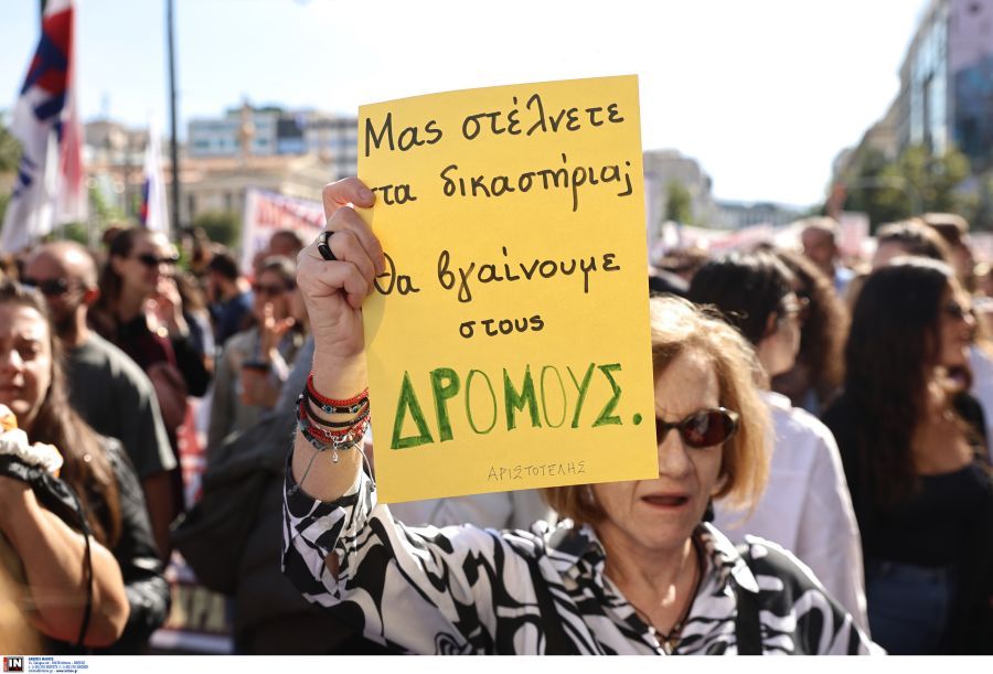Συγκέντρωση των εκπαιδευτικών στα Προπύλαια – «Δυναμώνουμε τον αγώνα μας για δημόσια και δωρεάν παιδεία» – Δείτε φωτογραφίες