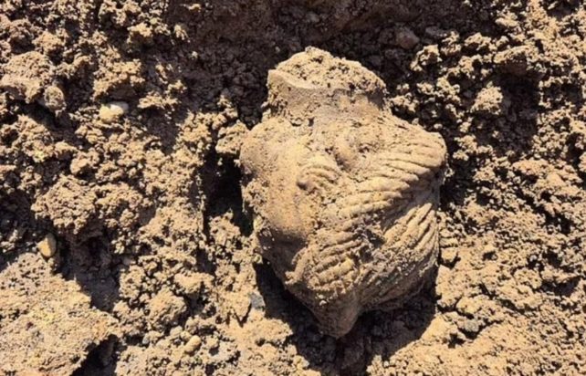 Έκπληκτοι οι αρχαιολόγοι: Ανακάλυψαν λαξευμένη κεφαλή αγάλματος της Ρωμαϊκής Εποχής και πολύτιμο λίθο με τη μορφή θεού, 1.800 ετών