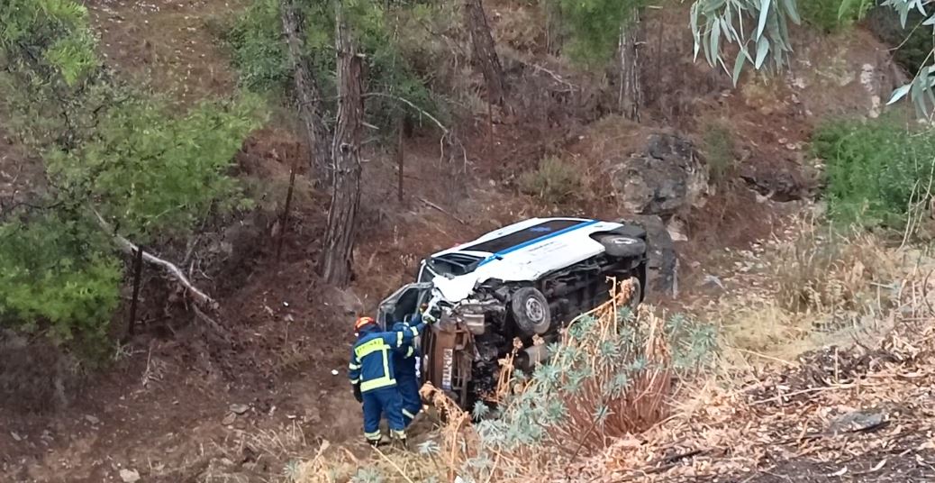 Καισαριανή: Ασθενοφόρο έπεσε σε χαράδρα – Απεγκλωβίστηκε ηλικιωμένη