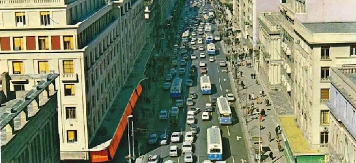 Κουίζ για την παλιά Αθήνα: Αναγνωρίζετε την οδό; Είναι από τις πιο γνωστές