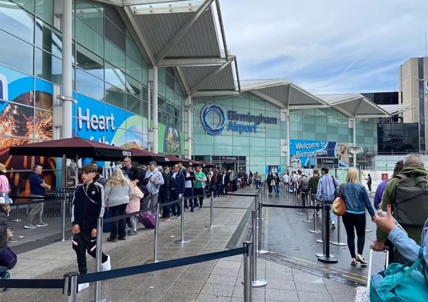 Βρετανία: Εκκενώθηκε το αεροδρόμιο του Μπέρμιγχαμ – Ύποπτο αυτοκίνητο ερευνά η αστυνομία – Χάος με τις πτήσεις