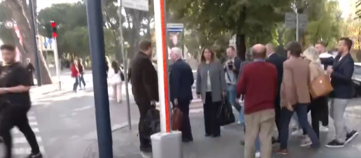 Φρέντι Μπελέρης: Δέχθηκε επίθεση με γιαούρτια και αυγά – Δείτε βίντεο