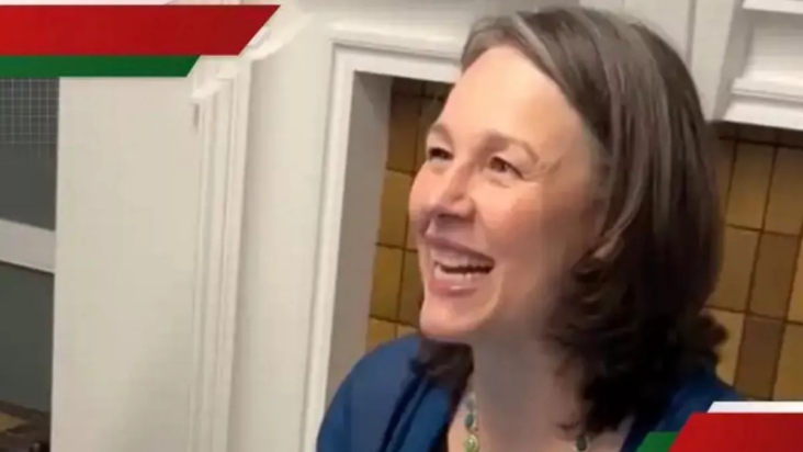 Η γυναίκα ανακάλυψε ότι ο μακαρίτης έκανε διπλή ζωή. Πήγαινε με πόρνες και στη διάρκεια του γάμου τους, είχε πολλές εξωσυζυγικές σχέσεις. Η απόγνωση και οι τύψεις, την έκαναν να φάει τις στάχτες της αποτεφρωμένης σορού του. Φωτογραφία: Mirror