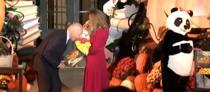 Ο Τζο Μπάιντεν δάγκωσε πόδι μωρού