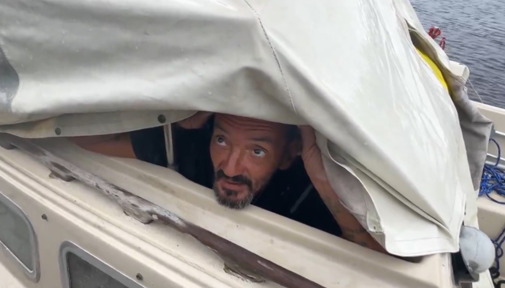 Τυφώνας Milton: Κάτοικος της Φλόριντα αρνείται να εγκαταλείψει τη βάρκα-σπίτι του – Βλέπει τον εαυτό του ως σύγχρονο «Νώε»