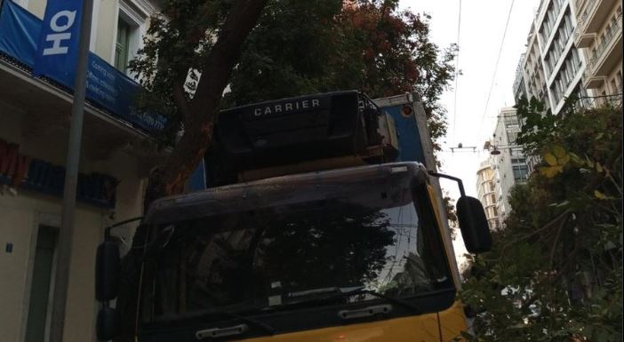 Δούκας για το τροχαίο στην Πατησίων: «Δέντρο έτρεχε με μεγάλη ταχύτητα και έπεσε πάνω σε νταλίκα» – Τι ανακοίνωσε ο δήμος