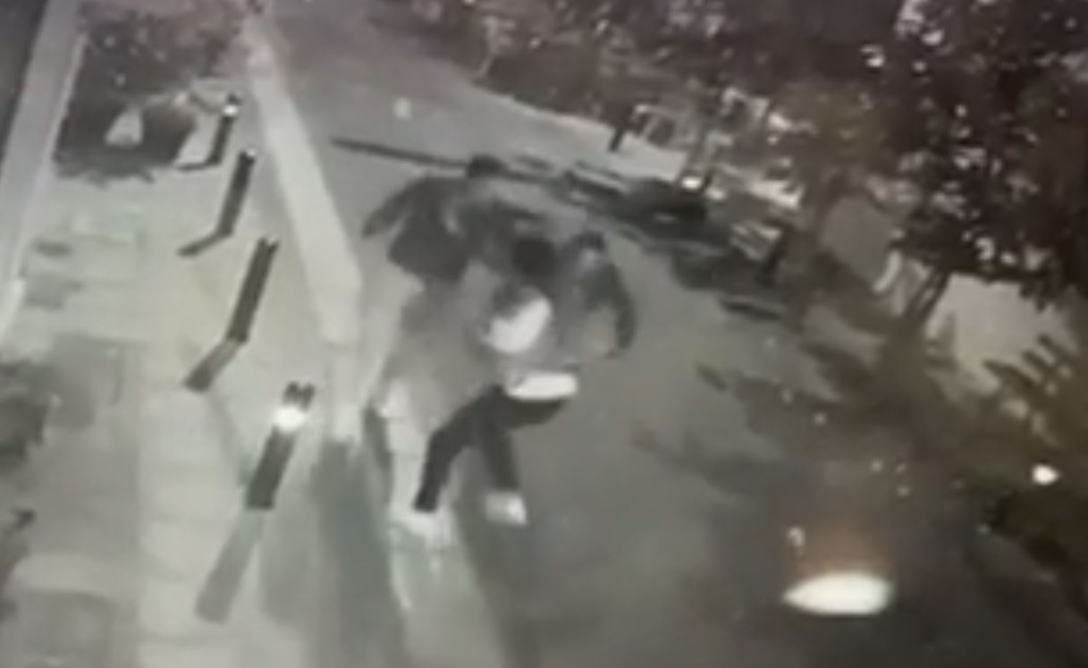 Κυψέλη: Η στιγμή που τα δύο αδέλφια μαχαιρώνουν τον 28χρονο – Βίντεο ντοκουμέντο