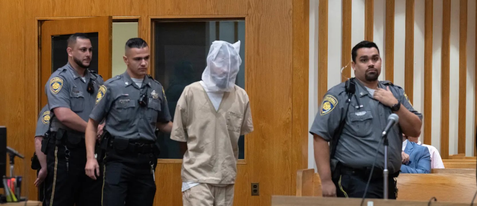 Στο εδώλιο άνδρας που ξυλοκόπησε μέχρι θανάτου με ρόπαλο τον 6χρονο γιο της συντρόφου του – «Είναι τέρας»