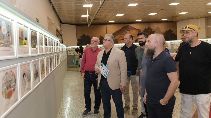 Δημήτρης Κουτσούμπας: Επισκέφθηκε την έκθεση «Η Μεταπολίτευση των Γελοιογράφων» στο Σύνταγμα