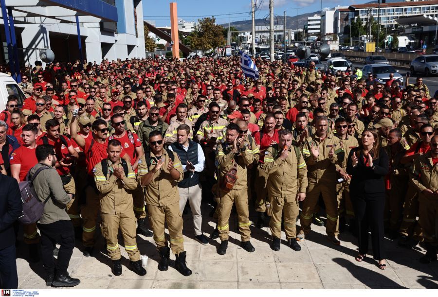 Εποχικοί πυροσβέστες: Συγκέντρωση διαμαρτυρίας έξω από το υπουργείο Κλιματικής Κρίσης – Ζητούν 12μηνη εργασία – ΦΩΤΟ