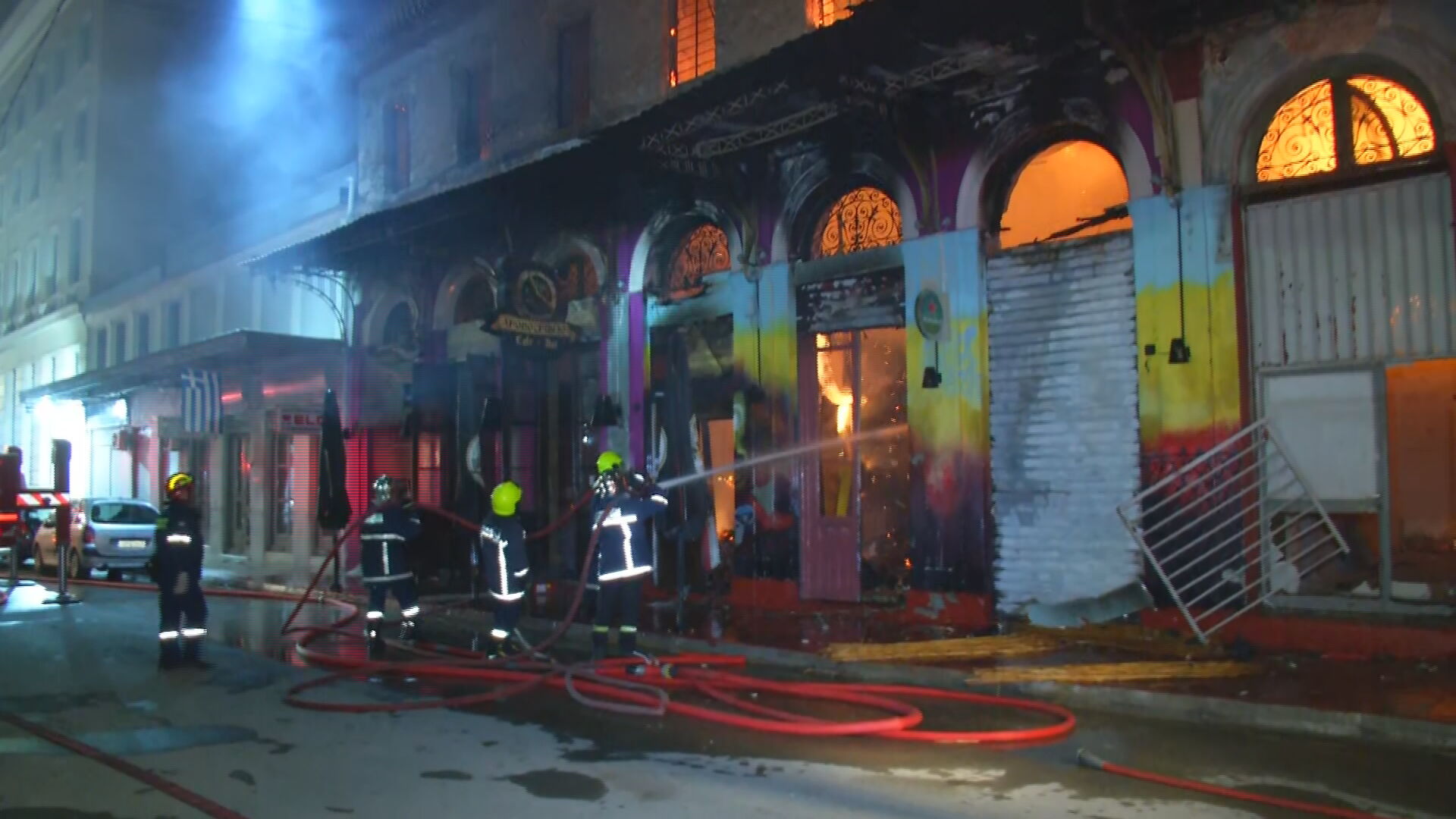 Υπό έλεγχο η φωτιά στο εγκαταλελειμμένο κτίριο στον Πειραιά – Μήνυμα του 112 λόγω των καπνών – ΦΩΤΟ και ΒΙΝΤΕΟ