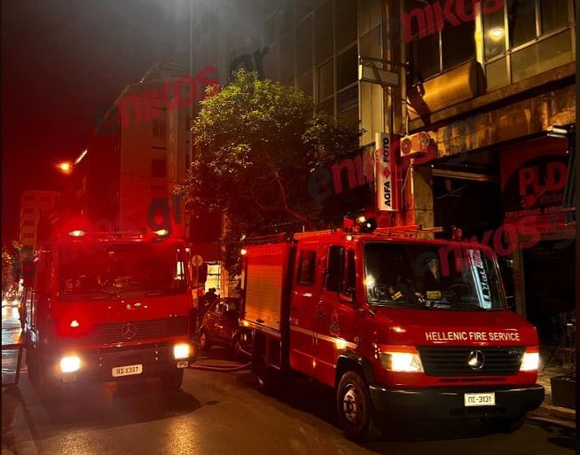 Φωτιά σε ακάλυπτο χώρο κτιρίου στο κέντρο της Αθήνας – ΦΩΤΟ αναγνώστη