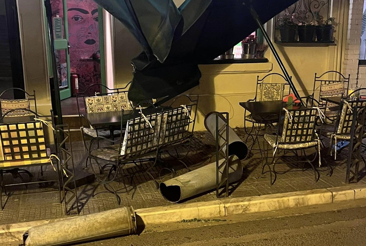 Θεσσαλονίκη: Φουγάρο οικοδομής έσπασε και έπεσε σε τραπεζοκαθίσματα στο κέντρο λόγω των ισχυρών ανέμων – ΦΩΤΟ και ΒΙΝΤΕΟ