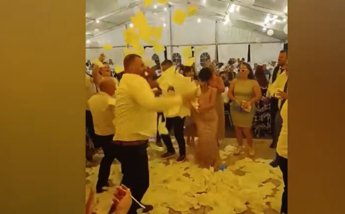 Λάρισα: Καλεσμένος «αφηνίασε» σε γλέντι γάμου όταν άκουσε τα «Καγκέλια» της Γωγώς Τσαμπά – Δείτε βίντεο