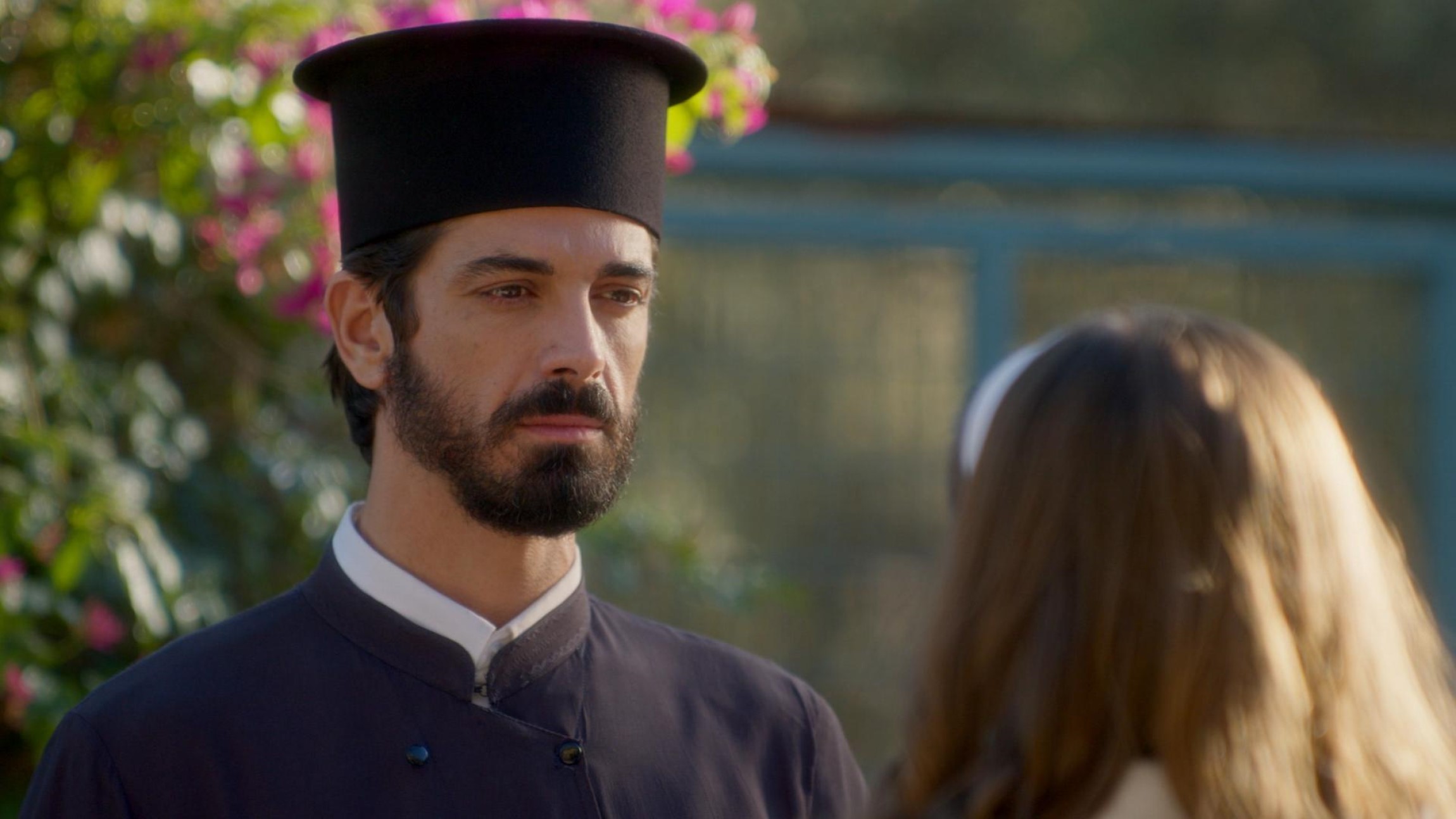 Άγιος έρωτας: Ο πατέρας Νικόλαος προσπαθεί να βγάλει τη Χλόη από το μοναστήρι