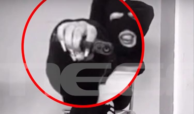 Ξυλοδαρμός 14χρονης στη Γλυφάδα: Εμπλεκόμενη ποζάρει με όπλο μέσα σε σχολική αίθουσα