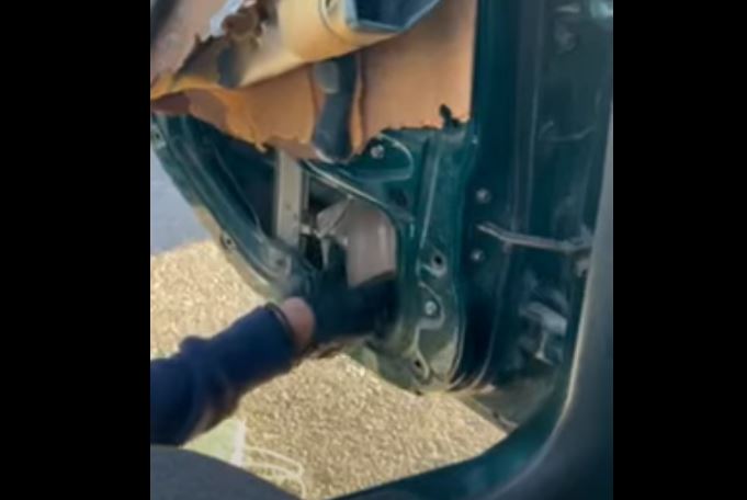 Αφίδνες: Συνελήφθη 30χρονος που έκρυψε πάνω από 2 κιλά ηρωίνης σε κρύπτη στην πόρτα του αυτοκινήτου – Βίντεο