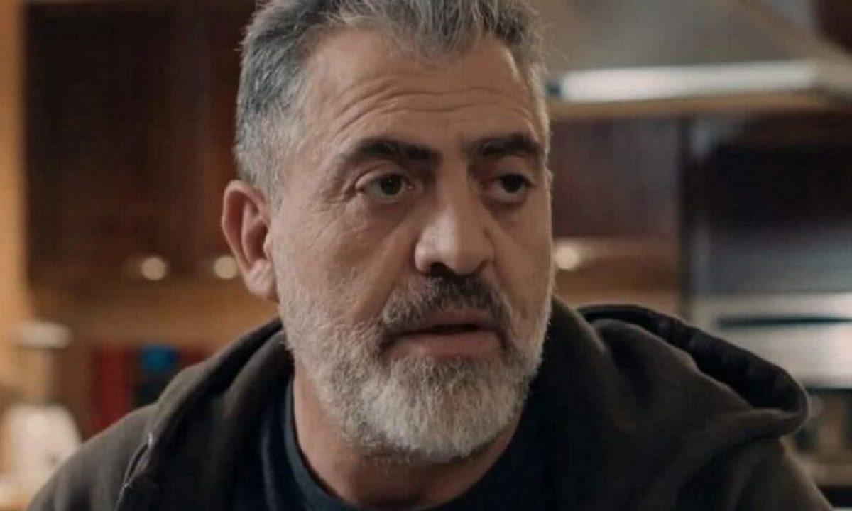 Η Γη της Ελιάς: Ο Δημοσθένης πληροφορείται ότι η Ξένια τριγυρίζει στη Μάνη