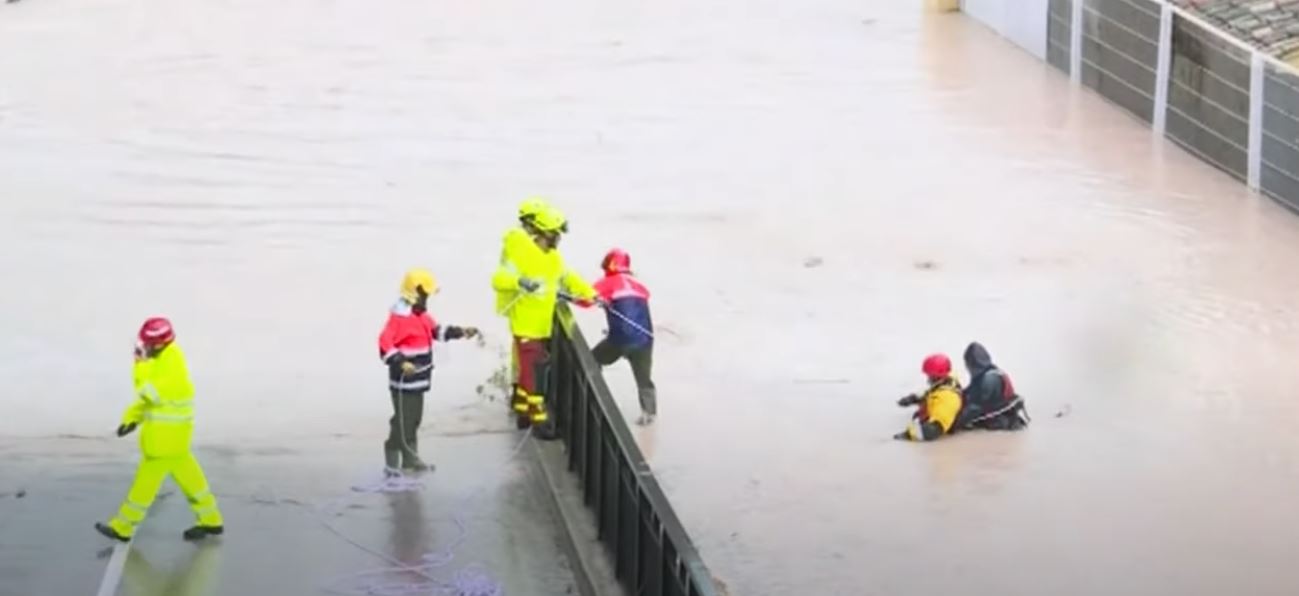 Ισπανία: Βίντεο-σοκ από τη στιγμή που γυναίκα παρασύρεται από τα ορμητικά νερά