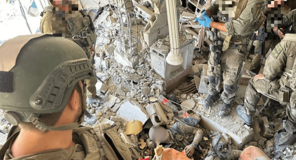 Η εικόνα της σορού που εντοπίστηκε από Ισραηλινούς στρατιώτες στα ερείπια κτιρίου.