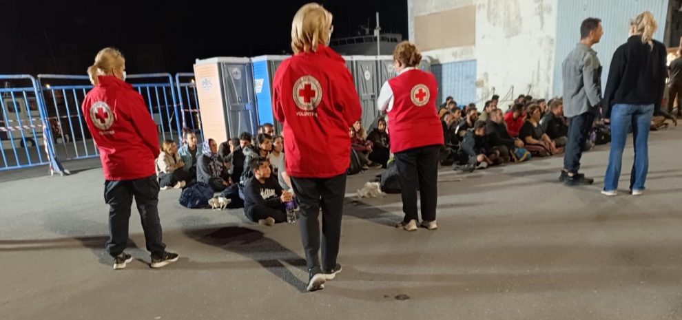 Καλαμάτα: Στο λιμάνι 81 μετανάστες που διασώθηκαν ανοιχτά της Πύλου – Αναμεσά τους και 21 παιδιά