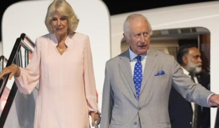 Γραβάτα με ελληνικές σημαίες για τον Βασιλιά Κάρολο