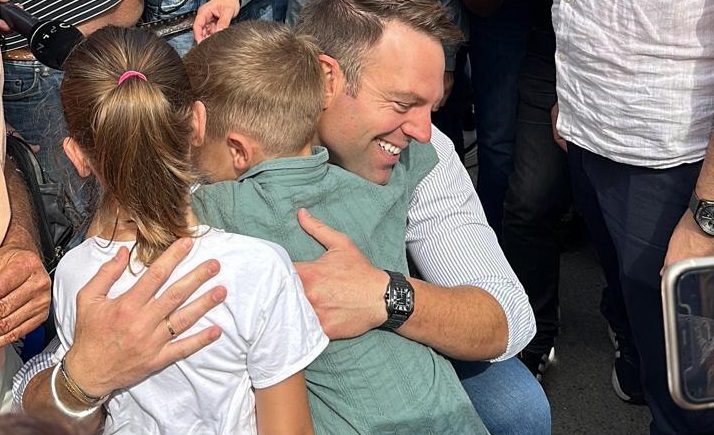 Κασσελάκης: «Εσείς θα είστε ο νέος ΣΥΡΙΖΑ» – Θερμή υποδοχή στο Νέο Ηράκλειο