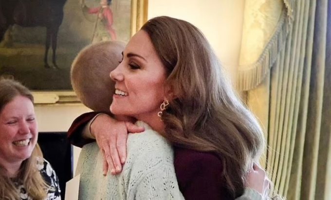 Με μία έφηβη η οποία δίνει μάχη με τον καρκίνο συναντήθηκε στο Παλάτι του Ουίνδσορ η Κέιτ Μίντλετον